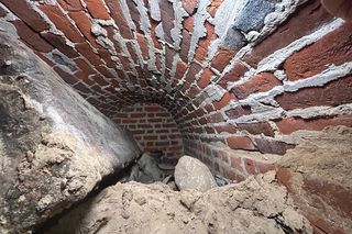 Pierwsze odkrycia w tajemniczej krypcie w Kazimierzu Biskupim