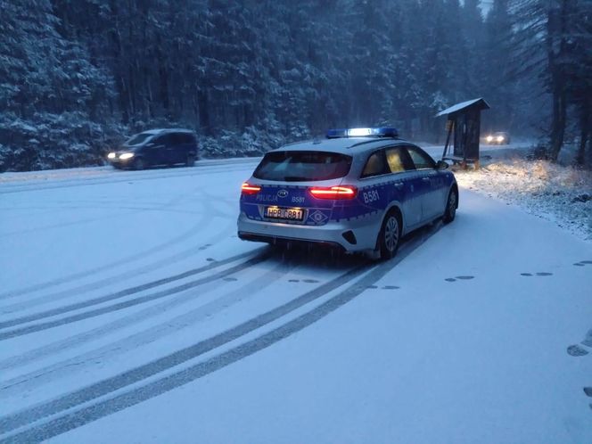 Jelenia Góra. Intensywne opady śniegu. Policja ostrzega kierowców