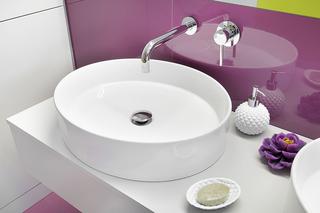 Seledynowo-fioletowa łazienka z wanną i prysznicem