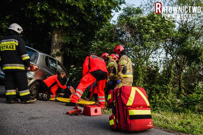 Poważny wypadek w Sędkach. Nietrzeźwi wjechali w drzewo [ZDJĘCIA]