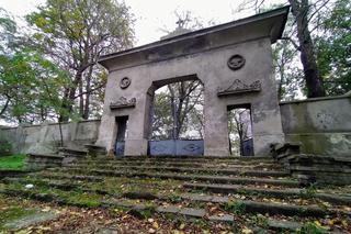 Schody prowadzące do zabytkowych cmentarzy w Kaliszu do remontu