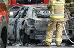 Zwęglone zwłoki w elektrycznym oplu. Samochód uderzył w drzewo i stanął w płomieniach