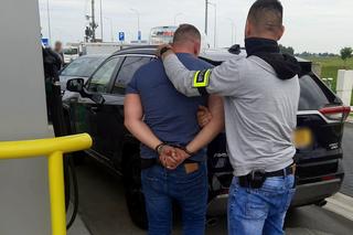 Stołeczni policjanci zatrzymali mężczyzn, którzy wracali kradzionymi samochodami z Holandii