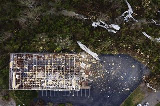 Tornada i burze zabijają na południu USA