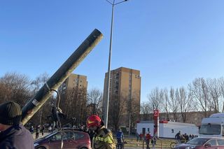 W Krakowie ciężarówka staranowała stojące przed nią auta. W kabinie był nieprzytomny kierowca