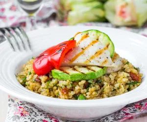 Kurczak curry z kaszą jaglaną. Smakowite połączenie mięsa drobiowego, kaszy i kolorowych warzyw