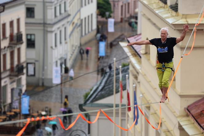   Urban Highline Festival 2023 w Lublinie. Slacklinerzy robią cuda na linach!