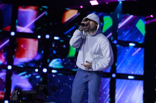 Michał Szpak tak się przejął na scenie, że zgubił mikrofon! Na szczęście nie był sam