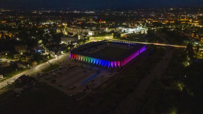 Test iluminacji elewacji stadionu w Nowym Sączu 