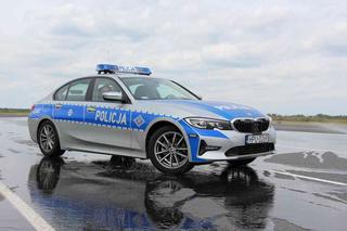 Policjanci uczą się jeździć radiowozami BMW. Opanowanie auta z tylnym napędem nie jest proste
