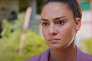 Alper wraca uzbrojony, Kuzey zgadza się na ślub z Bahar, która podejrzewa, że jest w ciąży.