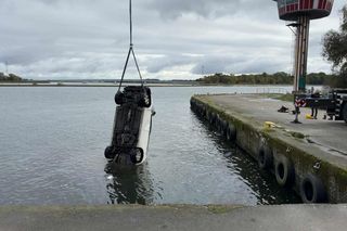 Samochód wpadł do wody, strażacy musieli ratować kobietę. Wielka akcja służb