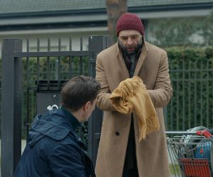 Barwy szczęścia, odcinek 3184. Tomasz (Jakub Sokołowski), bezdomny (Grzegorz Falkowski)