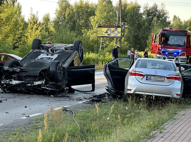 Potworna czołówka pod Legionowem. Roztrzaskane auto dachowało, są ranni