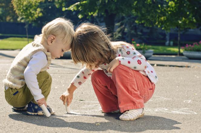 RODZINA ZASTĘPCZA: dlaczego adopcje rodzeństw są problemem w Polsce?