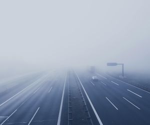 Mgła sparaliżuje prawie pół Polski. Żółte alerty dla kilku województw