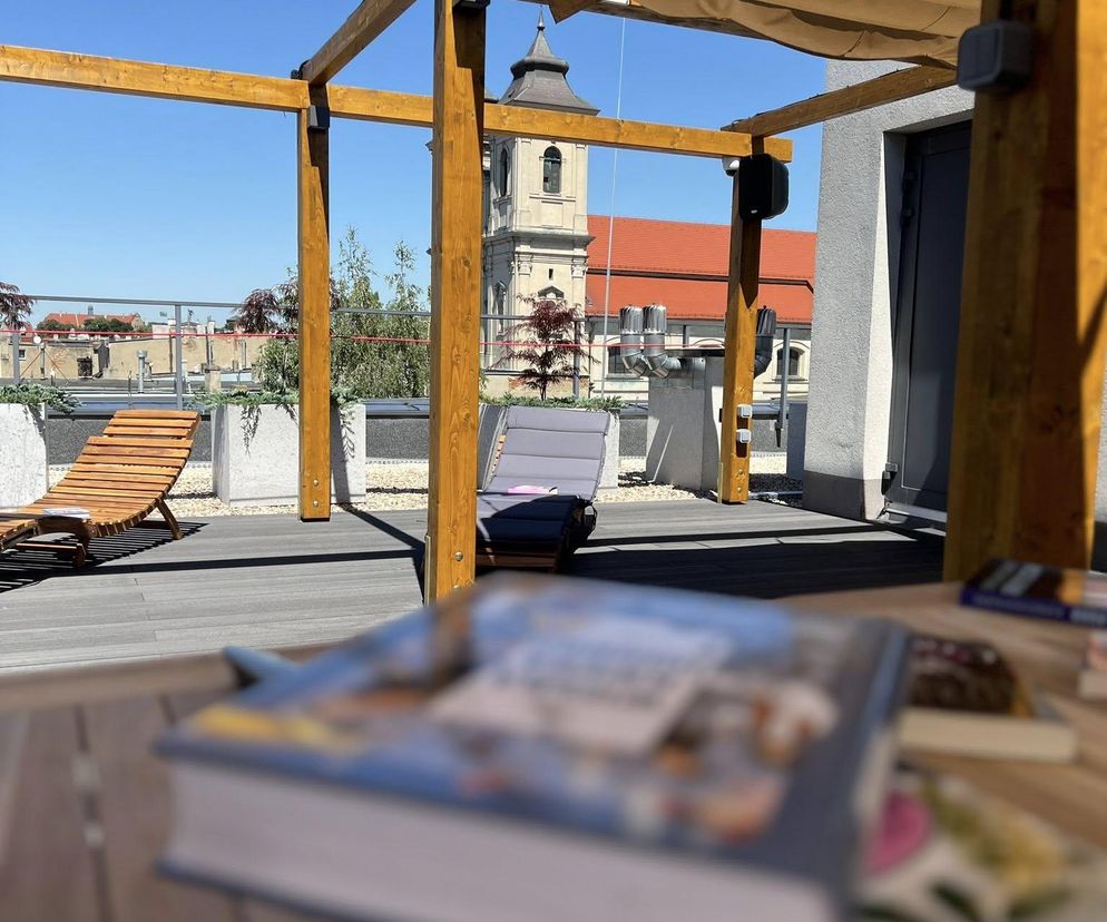 Letnia czytelnia na dachu biblioteki w Lesznie już działa 