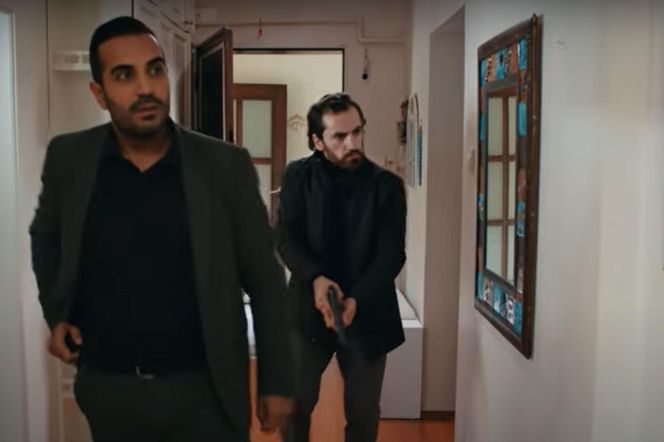 Zaraz za nią w mieszkaniu byłego wroga Idrisa zjawiają się jego ludzie 