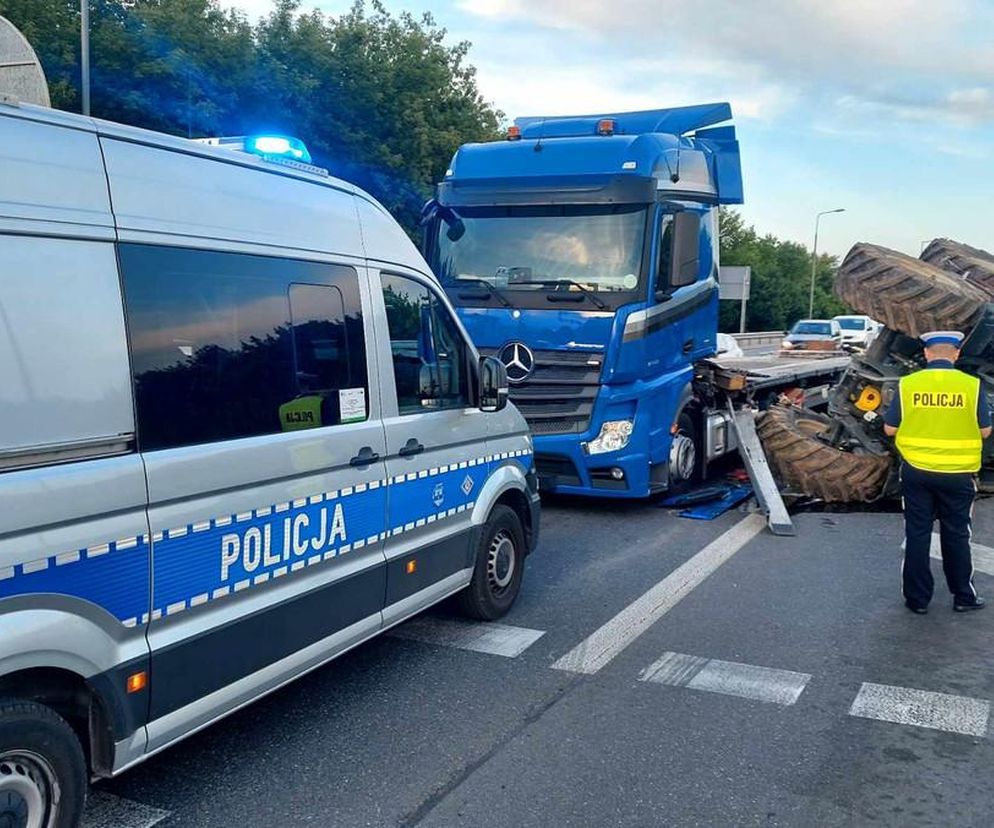 Traktor runął z ciężarówki prosto na samochód obok. Kierowca tira słono zapłaci