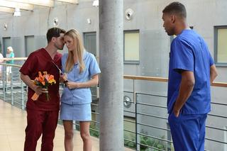 Pierwsza miłość, odcinek 3477: Kacper (Damian Kulec), Weronika (Dominika Kryszczyńska), Samuel (Gamou Fall)