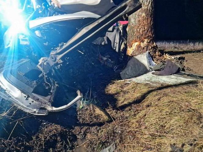 Koszmarny wypadek w gminie Raciąż. Nie żyje młody chłopak. Jego osobówka wyleciała z drogi i gruchnęła w drzewo