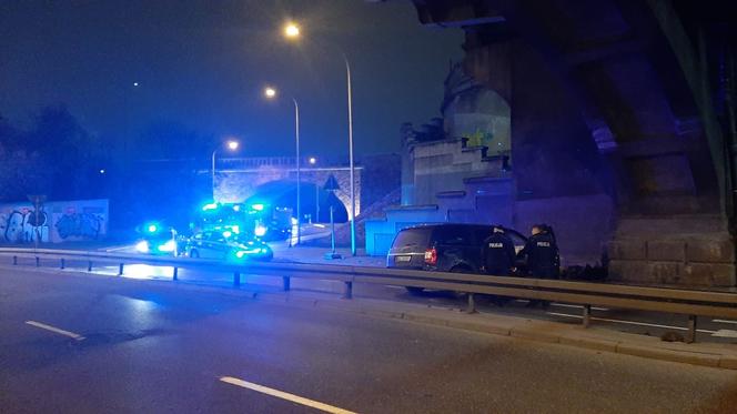 Policyjny pościg na Wisłostradzie. 41-latek rozwalił auto o filar mostu. Był pijany i pod wpływem narkotyków