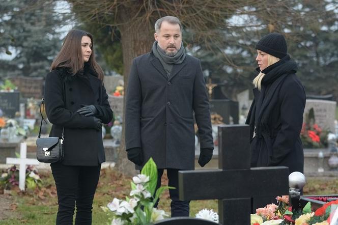 Pierwsza miłość, odcinek 3578: Pogrzeb Marcina skończy się dramatycznie! Na cmentarzu w Wadlewie pojawi się nieproszony gość - ZDJĘCIA