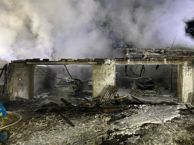 Spalił się budynek i trzy pojazdy. Duże straty po pożarze w Zaborówcu niedaleko Leszna