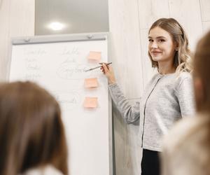 Mądre życzenia na Dzień Nauczyciela 2022. Oficjalne i piękne życzenia na 14.10.2022