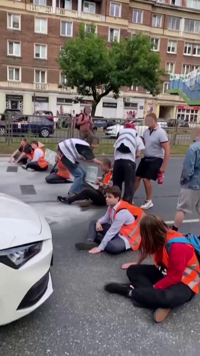 Gazem i gaśnicą w aktywistów. Kierowcy dostali furii. Blokada Czerniakowskiej wymknęła się spod kontroli