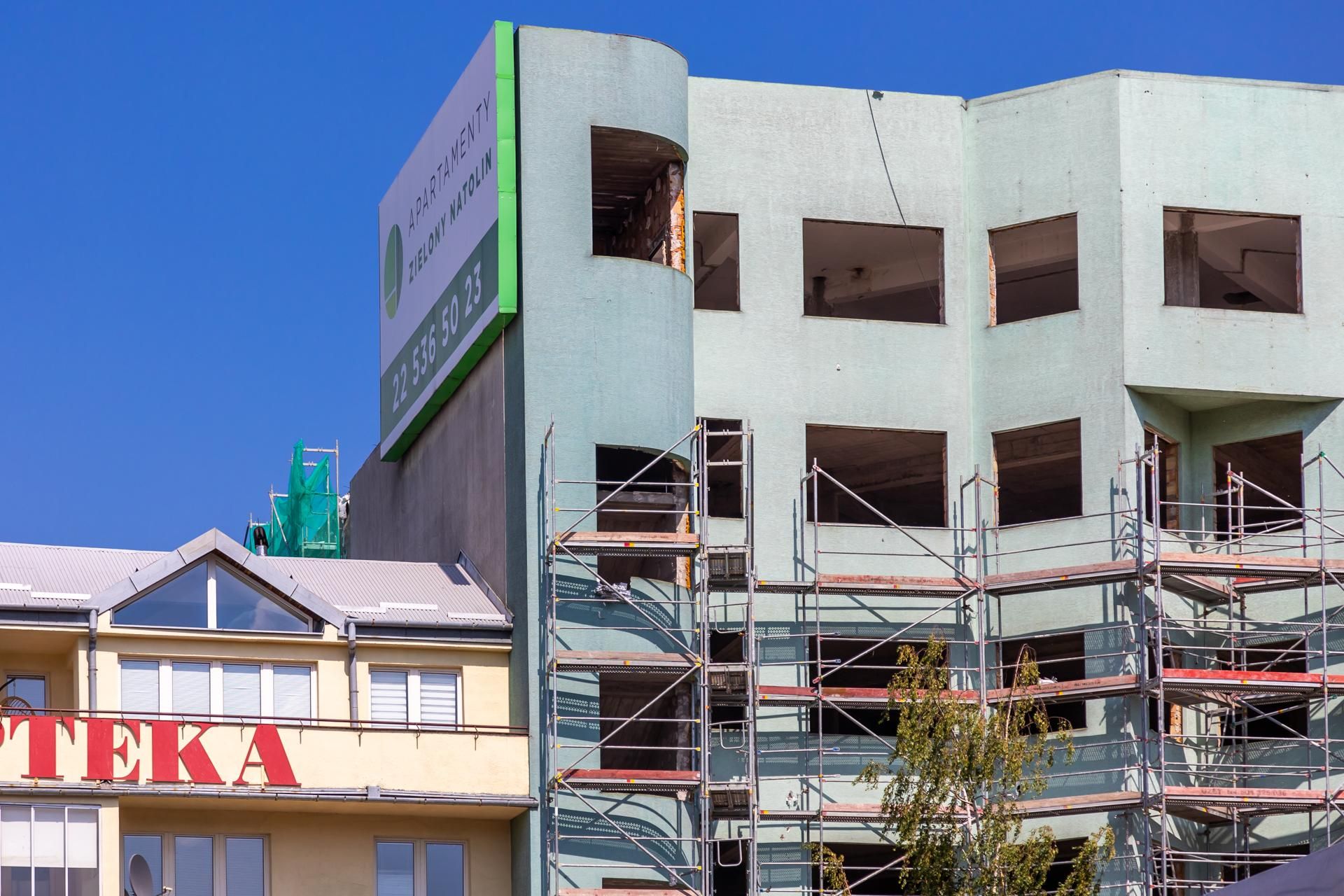 Rozbiórka zielonego biurowca z lat 90. na Ursynowie