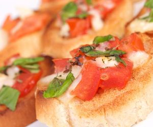 Bruschetta z pomidorem i mozarellą - dobry przepis na bruchettę