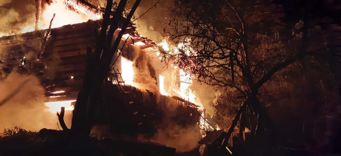 Pożar domu w Borowej. Nie żyją trzy osoby