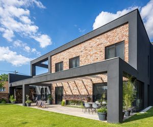 Cegła wraca do łask! Elewacje, które zachwycają – trendy, kolory, pielęgnacja