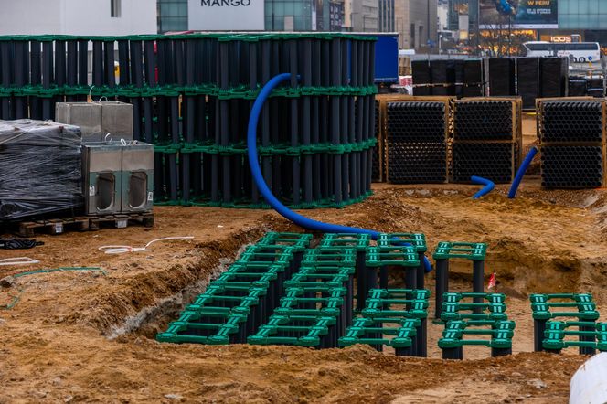 Trwa przebudowa części dawnego Placu Defilad w plac Centralny