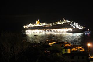 Zatonięcie wycieczkowca Costa Concordia: Już SZEŚĆ OFIAR. Ratownicy szukają kolejnych ciał. 