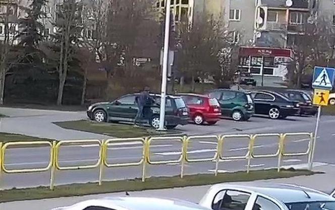 Suwałki. Łobuz w kapturze walił w zielonego passata. Nagrała go kamera [WIDEO]