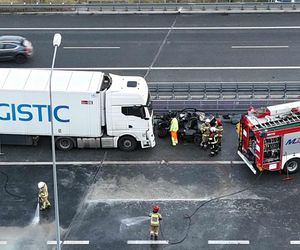 Tir zderzył się z osobówką. Są ranni, jedna osoba była zakleszczona