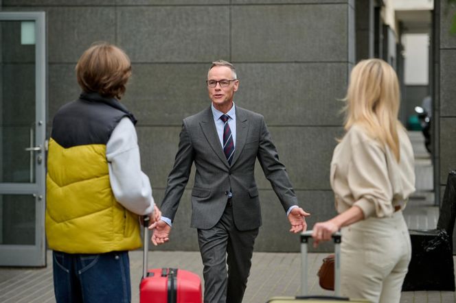 Na Wspólnej, odc 4086. Monika (Sylwia Gliwa), Damian Cieślik (Waldemar Błaszczyk), Kajtek (Michał Stoszek)