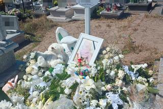  Grób 3-letniej Emilki przykryła kołderka z białych kwiatów. Matka dziewczynki zagłodziła ją na śmierć