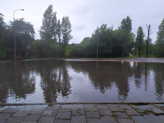 Burza w Białymstoku. Ulice jak rzeki. Auta gubiły tablice rejestracyjne [ZDJĘCIA, WIDEO]