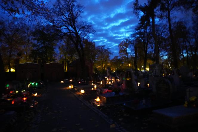 Tak wygląda Cmentarz Starofarny w Bydgoszczy po zmroku w przeddzień Święta Zmarłych. Zobacz zdjęcia