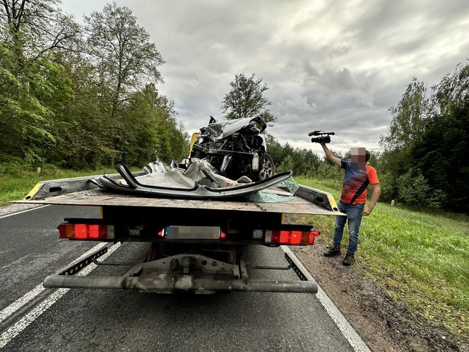 Samochód ciężarowy zderzył się z osobowym autem. Cztery osoby zginęły. Droga zablokowana