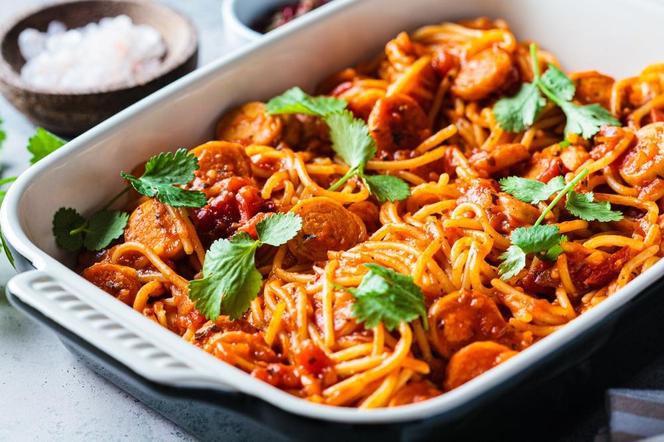 Zapiekane spaghetti za grosze. Dwa składniki wystarczą w zupełności