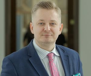 Jakub Stefaniak pochwalił się zdjęciem z czasów matury! W tle kultowe auto
