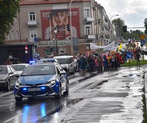 Kielecka Piesza Pielgrzymka maszeruje na Jasną Górę (9 sierpnia 2023)