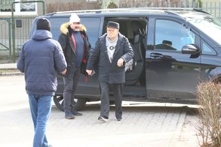 Wałęsa zaczepiony przed kościołem. Szok, czego od niego chcieli! [ZDJĘCIA PAPARAZZI]