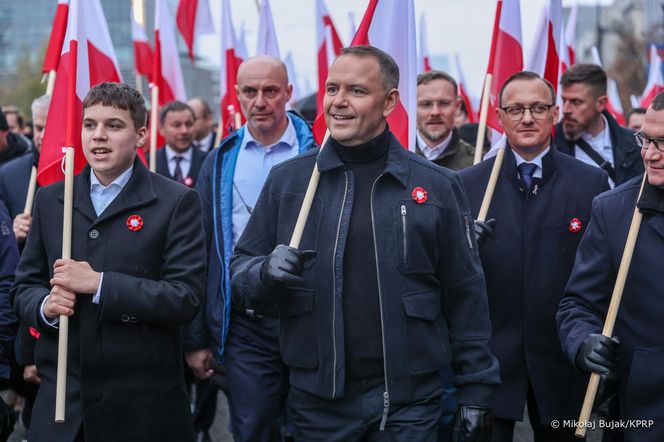 Mamy nagranie, jak Nawrocki dołączył do Marszu Niepodległości z flagą w dłoni