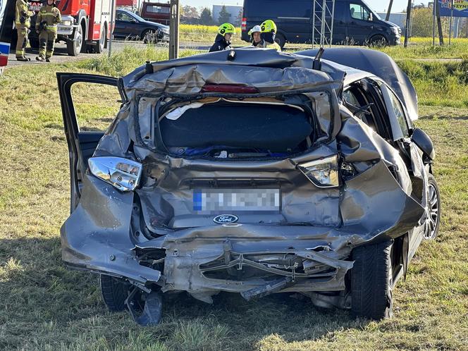 Groźny wypadek w Palmirach. Ciężarówka wbiła się w forda