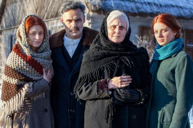 Stulecie Winnych 2 sezon. Stanisław (Jan Wieczorkowski), Bronisława (Kinga Preis), Ania (Weronika Humaj), Mania (Karolina Bacia)